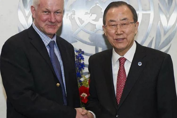 O secretário-geral da ONU, Ban Ki-Moon, cumprimenta Ake Sellstrom em Nova York, em 29 de abril (AFP / Eskinder Debebe)