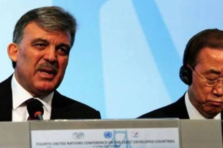 O presidente turco, Abdullah Gul (E), responde a perguntas ao lado do secretário-geral da ONU, Ban Ki-Moon, em Istambul ( Mustafa Ozer/AFP)