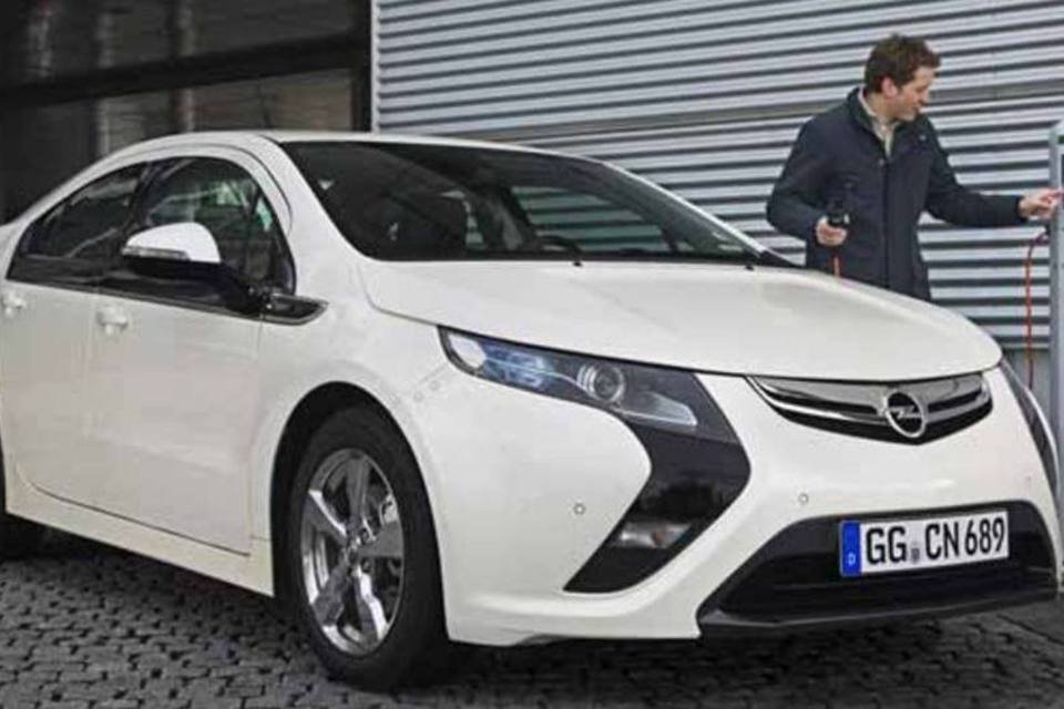 Opel Ampera, híbrido da GM, reduz em seis vezes custo com gasolina