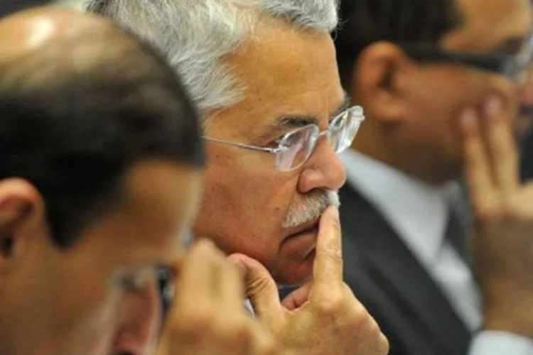Ministro saudita de Petróleo e Recursos Minerais Ali Ibrahim Al-Naimi (c) em reunião da Opep (Joe Klamar/AFP)