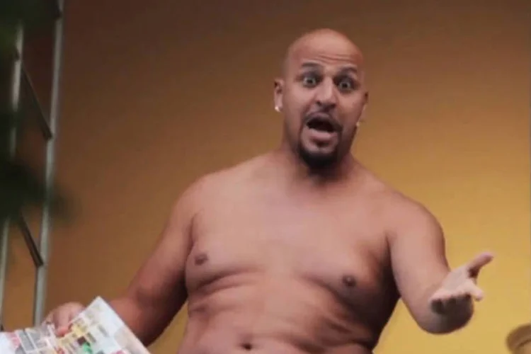 Vídeo da Ikea: um baixo-barítono sai apenas de toalha na janela de seu apartamento e canta o catálogo da loja (Reprodução)