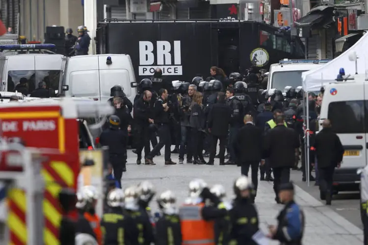 
	Saint-Denis: apenas Abaaoud foi identificado por enquanto, mas os investigadores encontraram um passaporte, que pode ser a mulher que detonou seu colete explosivo
 (Benoit Tessier / Reuters)