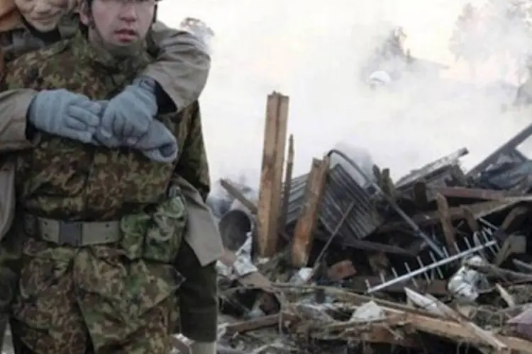 Operação socorro no Japão mobiliza 50 mil soldados para resgatar vítimas do terremoto e do tsunami (AFP)