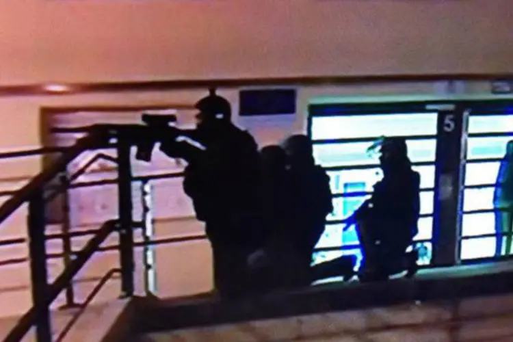Operação policial de busca aos suspeitos de atacarem a sede do jornal Charlie Hebdo, em Paris (Reprodução/Twitter/@BrettMasonNews)