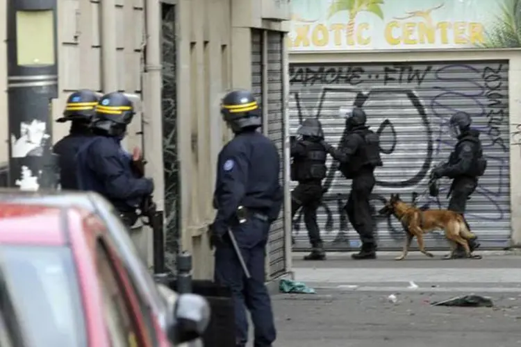 
	Membros das for&ccedil;as especiais da Fran&ccedil;a durante opera&ccedil;&atilde;o em Saint-Denis
 (Philippe Wojazer / Reuters)