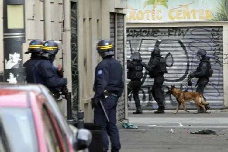 
	Opera&ccedil;&atilde;o antiterrorismo: ministro do Interior da Fran&ccedil;a tinha confirmado hoje a morte de dois terroristas
 (Philippe Wojazer / Reuters)