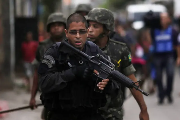 Policiais e soldados do Exército durante operação no Complexo de Favelas da Maré, no Rio de Janeiro (Ricardo Moraes/Reuters)