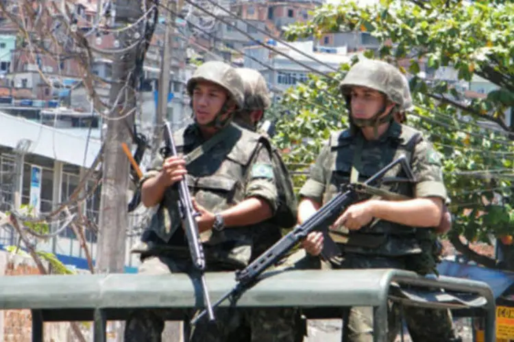 Homens fortemente armados entram no Complexo do Alemão, no Rio de Janeiro (Arquivo/AGÊNCIA BRASIL)