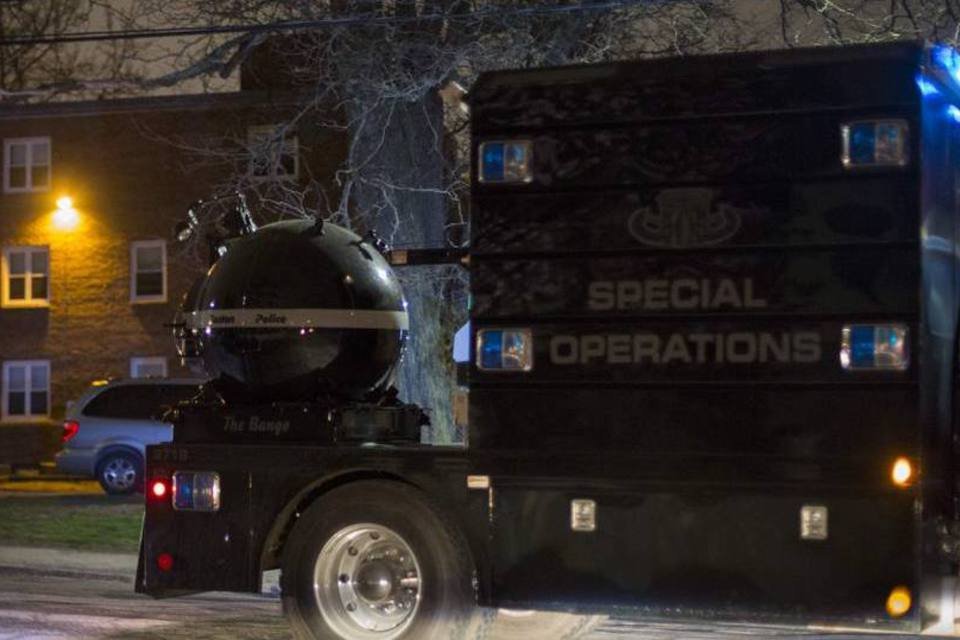 Veículo de operação especial é visto em Watertown, durante a perseguição pelos suspeitos de desencadearem as explosões durante a Maratona de Boston  (REUTERS / Lucas Jackson)
