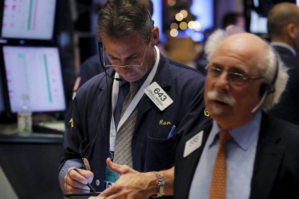 Dow Jones fecha em baixa de 1% no último pregão de 2015