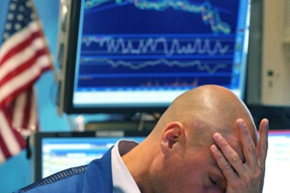 Às 15h50, o índice Dow Jones recuava 0,94% (-124,77 pontos), enquanto o S&P caía 0,94% e o Nasdaq operava em queda de 0,61% (Getty Images)