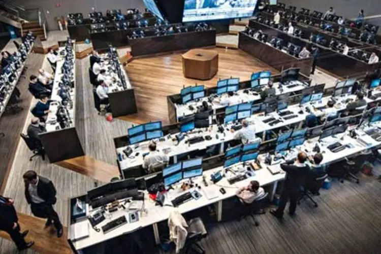 
	Operadores na Bovespa: a&ccedil;&otilde;es da Vale apareciam entre as principais quedaa, ap&oacute;s a companhia ter seu rating de longo prazo em moeda estrangeira cortado pela Standard &amp; Poor&#39;s
 (Germano Lüders/EXAME.com)