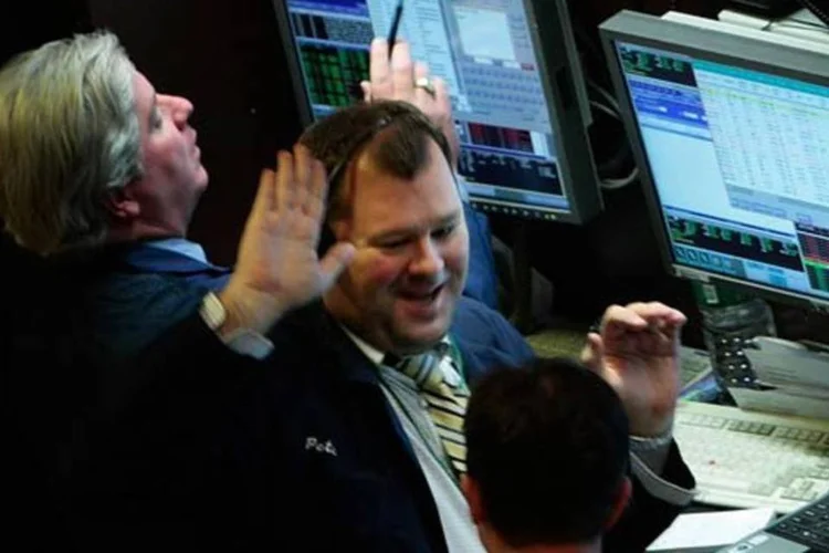 Operadores comemoram na NYSE, em 2007 (Getty Images)