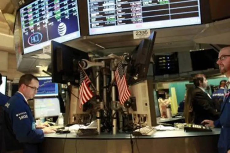 
	Imagem da Bolsa de Valores de Nova York: Dow Jones, Nasdaq e S&amp;P 500 registraram perdas na sess&atilde;o desta segunda-feira
 (©AFP/Getty Images / Allison Joyce)