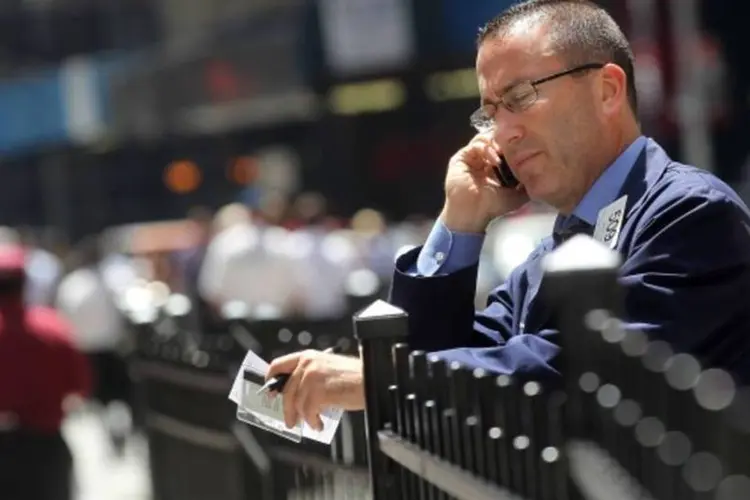 Operadores da NYSE no dia 4 de agosto de 2011 (Mario Tama/ Getty Images)