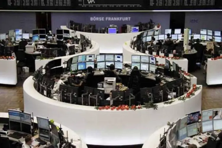 
	Operadores na bolsa de Frankfurt, que opera em alta nesta ter&ccedil;a-feira
 (REUTERS/Remote/Pawel Kopczynski)