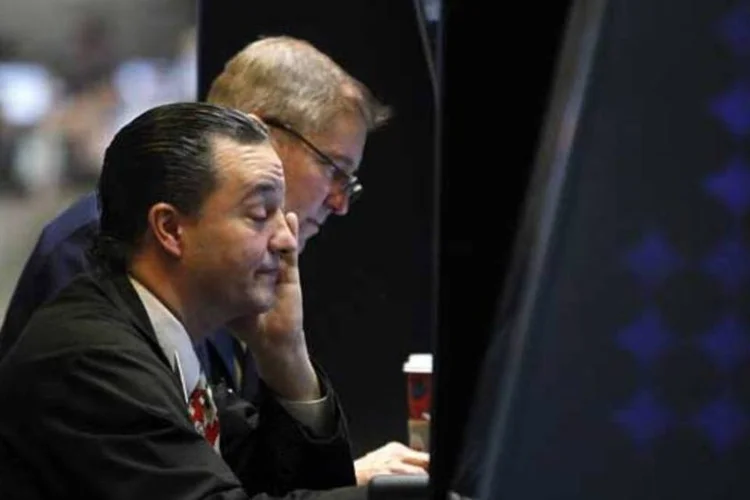 
	Operadores trabalham na Bolsa de Nova York: o Dow Jones encerrou as negocia&ccedil;&otilde;es desta quinta-feira com avan&ccedil;o de 0,45%
 (REUTERS/Brendan McDermid)