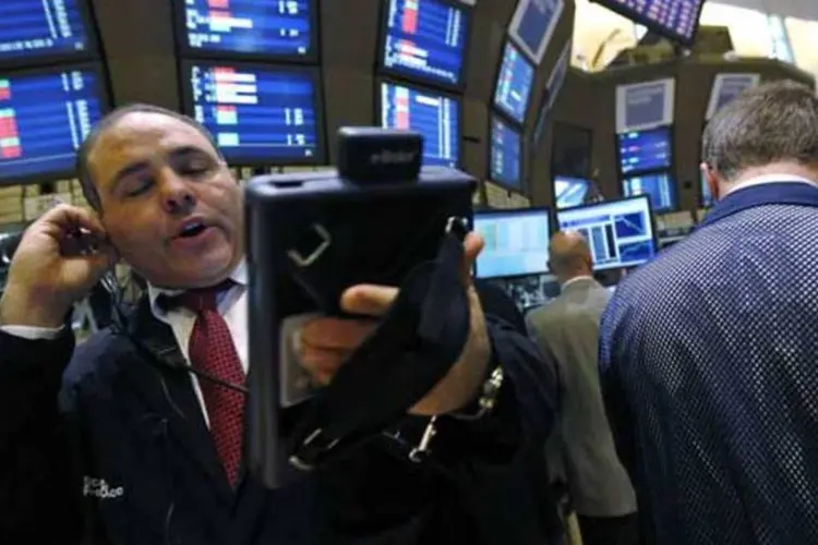 
	Operadores trabalham na Bolsa de Nova York:&nbsp;&iacute;ndice Dow Jones recuou 0,78 por cento, para 16.401 pontos
 (REUTERS/Brendan McDermid)