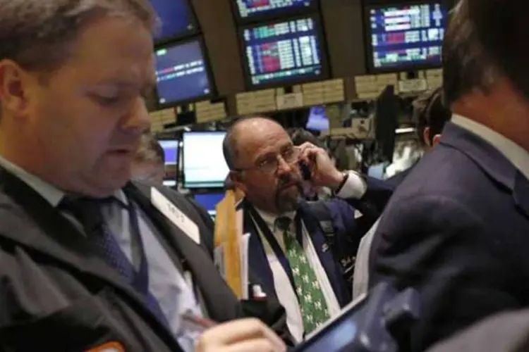 
	Operadores trabalhando na Bolsa de Nova York: o &iacute;ndice Dow Jones avan&ccedil;ou 0,46 por cento, para 16.532 pontos
 (REUTERS/Brendan McDermid)