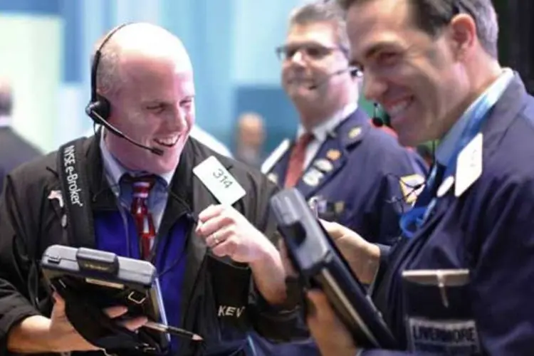 
	Operadores trabalhando na Bolsa de Nova York: o Dow Jones registrou queda de 0,16 por cento na sess&atilde;o desta quinta-feira
 (REUTERS/Brendan McDermid)