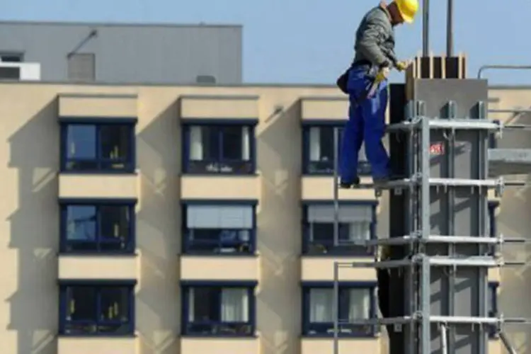 Operário trabalha em construção na cidade de Essen, oeste da Alemanha   (Patrik Stollarz/AFP)