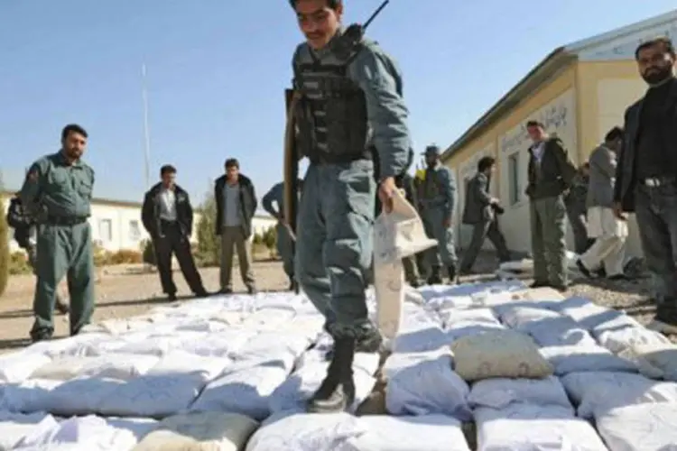 Ópio apreendido no Afeganistão em novembro de 2011: 92% dos opiáceos produzidos no mundo que não possuem uso farmacêutico procedem desse país (Aref Karimi/AFP)