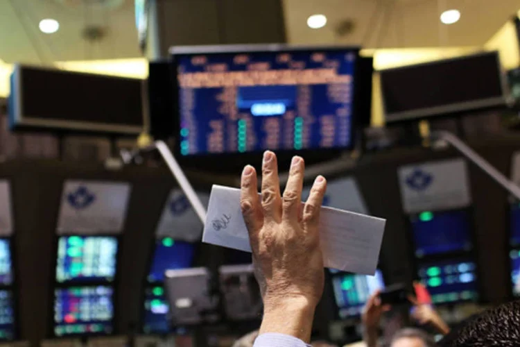 
	Corretores em uma bolsa de valores: nova bolsa deve atender investidores que dizem ter sido enganados pela pr&aacute;ticas predat&oacute;rias de negocia&ccedil;&atilde;o de alta frequ&ecirc;ncia
 (Spencer Platt/Getty Images)