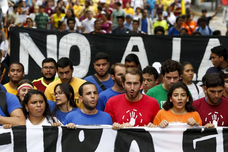 
	Oposi&ccedil;&atilde;o: segundo v&aacute;rias pesquisas, a oposi&ccedil;&atilde;o lidera amplamente as inten&ccedil;&otilde;es de voto para as legislativas
 (Carlos Garcia Rawlins / Reuters)