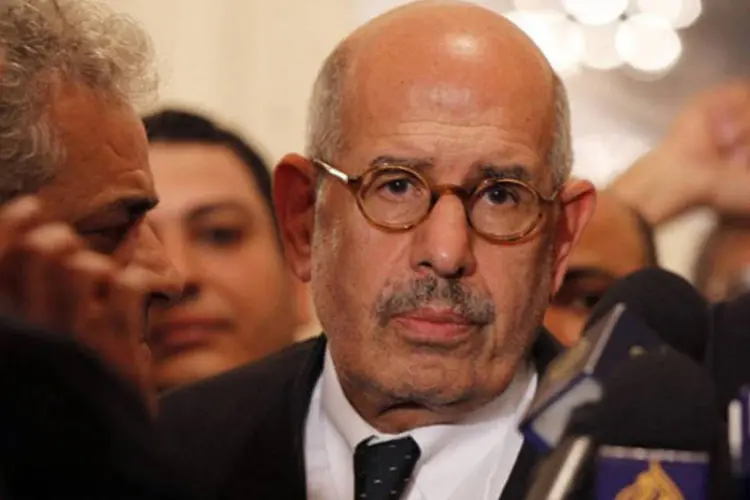 
	O l&iacute;der da oposi&ccedil;&atilde;o eg&iacute;pcia, Mohamed ElBaradei, fala com jornalistas em 22 de novembro no Cairo: Mohamed &eacute; pr&ecirc;mio Nobel da Paz
 (Stringer/AFP)
