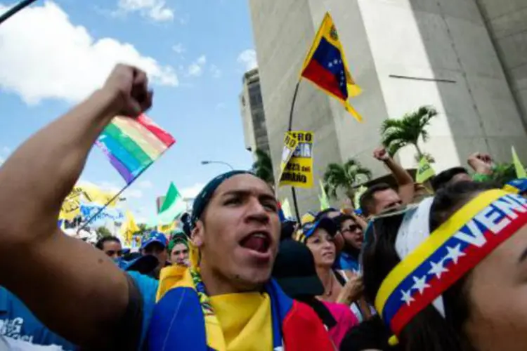 Opositores do governo do presidente Nicolas Maduro gritam lemas durante uma manifestação em Caracas, Venezuela (Federico Parra/AFP)