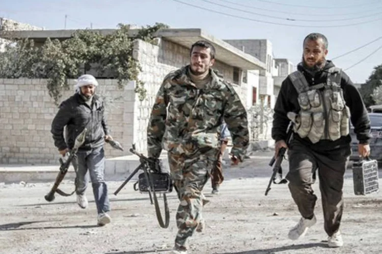 
	Rebeldes defendem posto em Maaret Al-Numan durante conflitos contra as for&ccedil;as do regime: a oposi&ccedil;&atilde;o rejeita qualquer di&aacute;logo com o governo e exige a partida de Assad (John Cantlie/AFP)