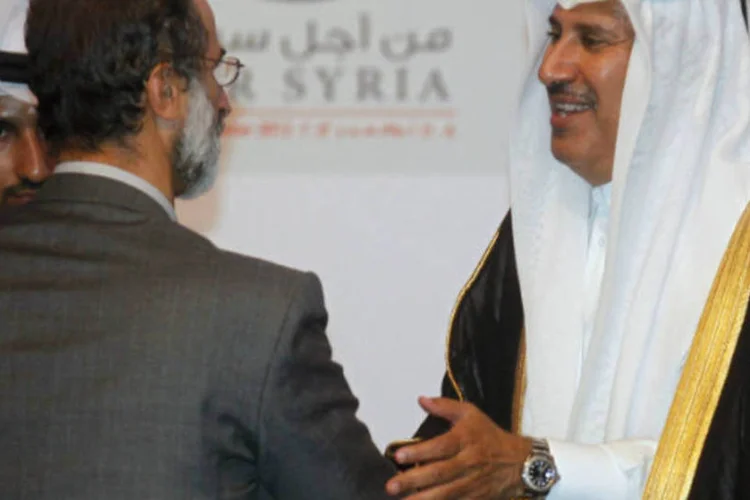 
	O primeiro-ministro do Catar Sheikh Hamad bin Jassim Al-Thani parabeniza o novo l&iacute;der da coaliz&atilde;o nacional s&iacute;ria, Mouaz al-Khatib, durante reuni&atilde;o do conselho nacional s&iacute;rio
 (REUTERS/Mohammed Dabbous)