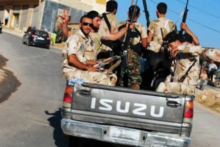 Membros do Exército de Libertação da Síria em Samada, na província de Idleb: as medidas devem ser o resultado de uma resolução do Conselho de Segurança da ONU (Shaam News Network/AFP)