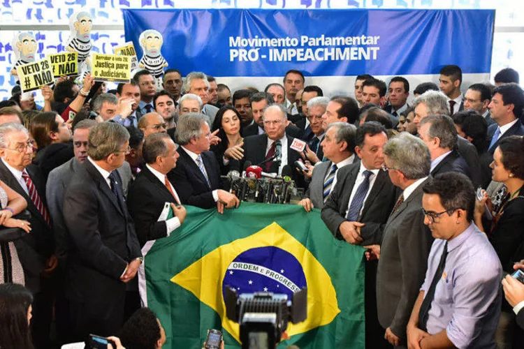 
	Deputados da oposi&ccedil;&atilde;o no movimento pr&oacute;-impeachment: a situa&ccedil;&atilde;o mais dram&aacute;tica &eacute; na C&acirc;mara, onde o Planalto tem cerca de 200 dos 513 votos, pouco diante do que precisa para frear eventual pedido de afastamento da presidente
 (Zeca Ribeiro/ Câmara dos Deputados)