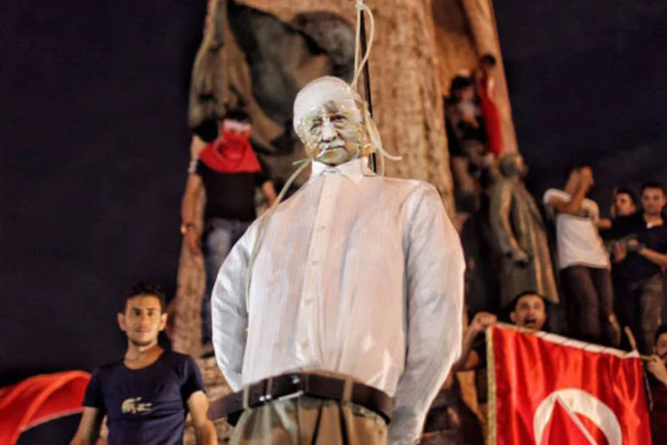 
	Opositor: ao menos 25.000 funcion&aacute;rios, sobretudo policiais e educadores, foram suspensos ou destitu&iacute;dos de suas fun&ccedil;&otilde;es em todo o pa&iacute;s, no &acirc;mbito da ca&ccedil;a de g&uuml;lenistas
 (Getty Images)