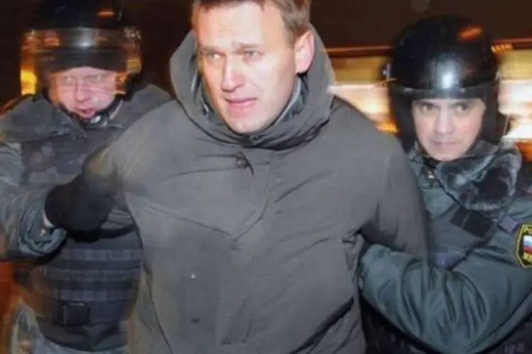 A polícia prendeu centenas de pessoas em Moscou e São Petersburgo na segunda-feira (Alexander Nemenov/AFP)