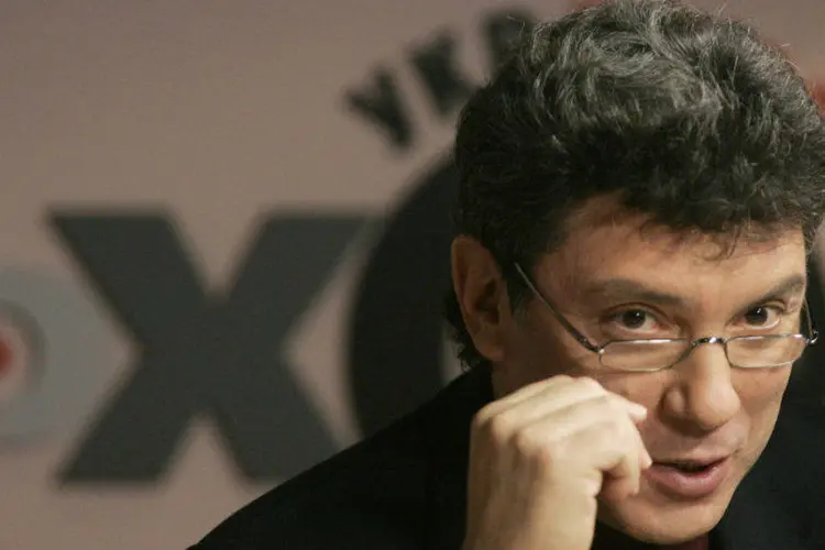 
	O pol&iacute;tico de oposi&ccedil;&atilde;o russo Boris Nemtsov teria sido assassinado em fevereiro por ter conseguido provas da presen&ccedil;a russa no pa&iacute;s vizinho
 (Denis Sinyakov/Files/Reuters)