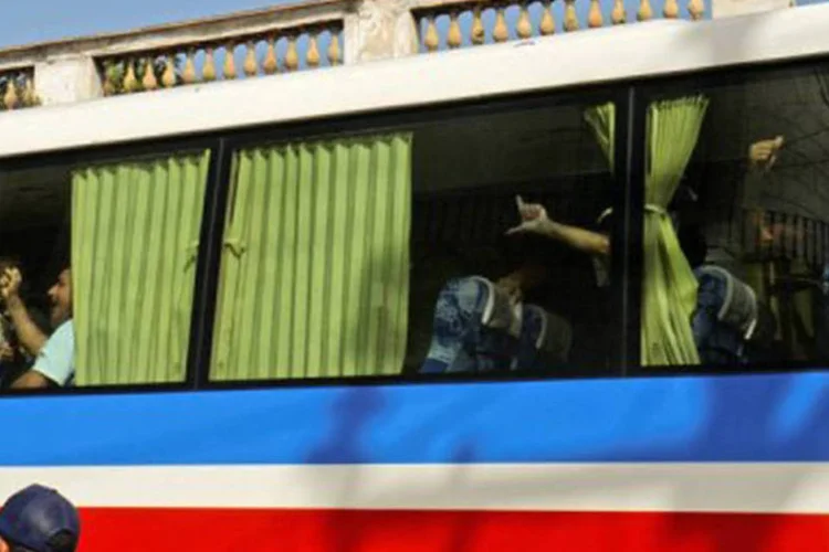 Detidos em funeral de Oswaldo Payá: Os detidos foram levados nos ônibus que a Igreja colocou à disposição para conduzir os amigos do falecido ao cemitério (©AFP / Adalberto Roque)