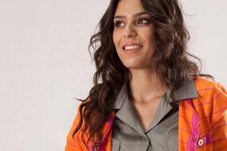 Modelo desfila "looks" personalizados no site Oqvestir (Divulgação)
