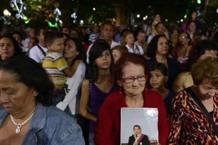 
	Simpatizantes rezam pela sa&uacute;de de Ch&aacute;vez: autoridades venezuelanas dizem que o estado de Ch&aacute;vez melhorou.
 (Juan Barreto/AFP)