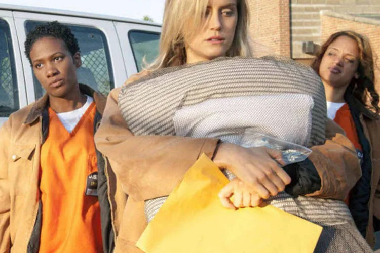 
	Atriz Taylor Schilling em cena de &quot;Orange is the New Black&quot;, s&eacute;rie produzida pelo Netflix
 (Barbara Nitke/Netflix via Bloomberg)