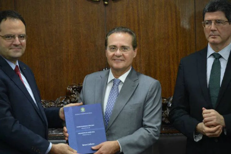 
	Nelson Barbosa e Joaquim Levy entregam PL do Or&ccedil;amento de 2016 para Renan Calheiros
 (Fabio Rodrigues Pozzebom/Agência Brasil)