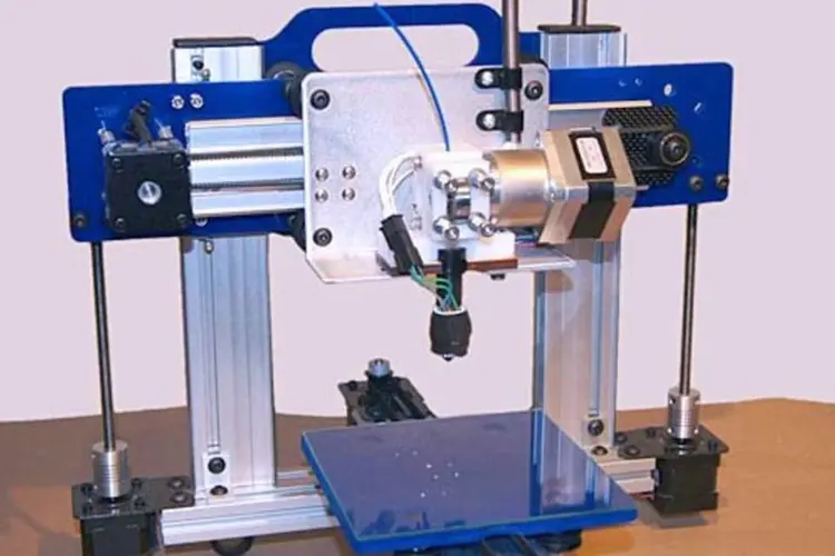 Impressora 3D: tanto quem adquire uma pronta como quem se aventura a produzi-la pode fazer protótipos em poucas horas, sem sair de casa (Bart Dring / Wikimedia Commons)