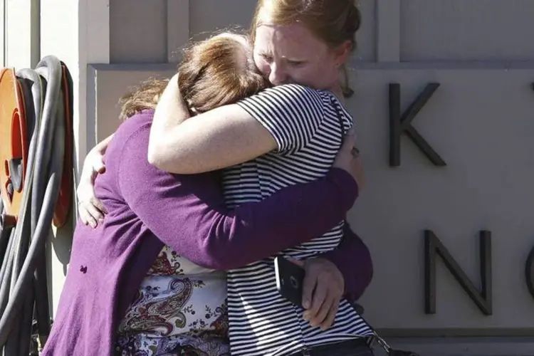 
	Mulheres se abra&ccedil;am ap&oacute;s tiroteio em faculdade em Roseburg, Oregon
 (REUTERS/Steve Dipaola)