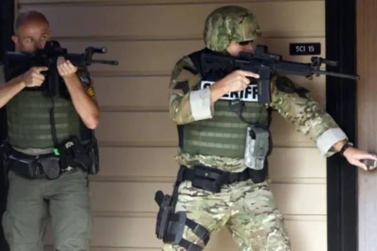 
	Policiais vasculham local na Universidade Umpqua Community College, em Roseburg, Oregon
 (The News-Review/AFP / Michael Sullivan)