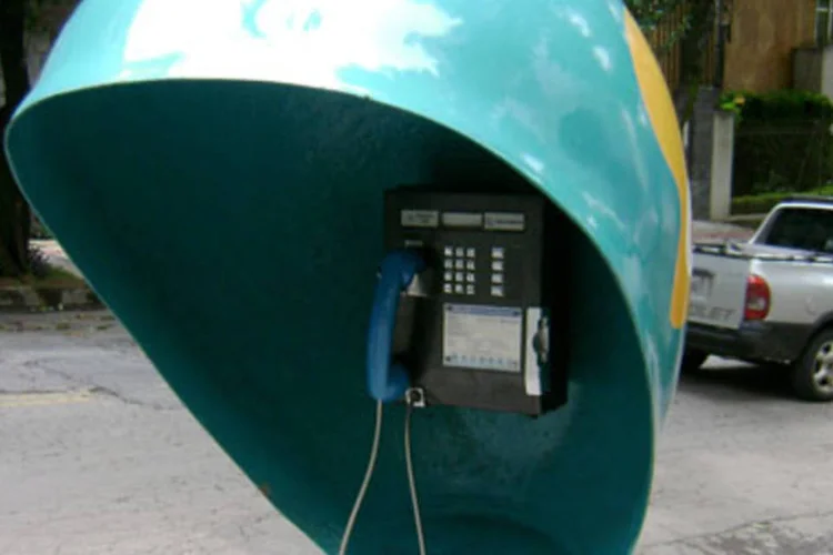 A lei só permite que FUST seja usado em telefones públicos  (.)