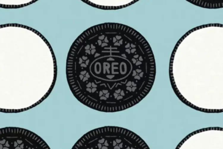 Trecho do vídeo da Oreo, focada na ideia de que compartilhar um biscoito pode tornar o mundo um lugar melhor (Reprodução)