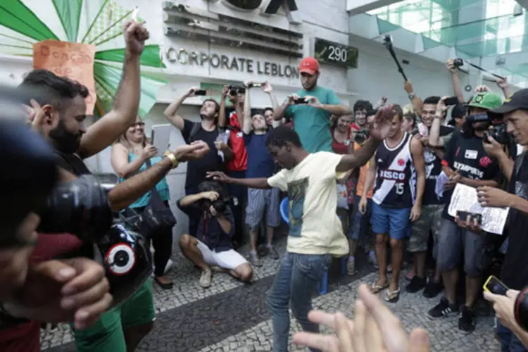 Participantes do "rolezinho" dançam em frente ao Shopping Leblon, que estava com as portas fechadas para evitar o evento, no Rio de Janeiro (Ricardo Moraes/Reuters)