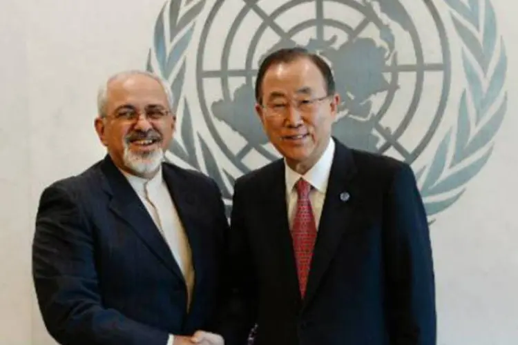 
	O chanceler do Ir&atilde;, Javad Zarif, cumprimenta o secret&aacute;rio-geral da ONU nesta quinta-feira, em Nova York
 (AFP)