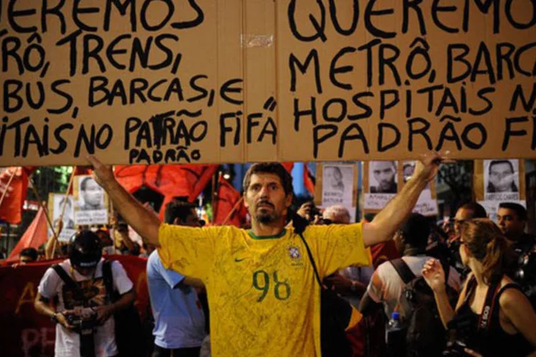 Passeata pelo direito à manifestação percorre a Avenida Rio Branco: prefeito negou que regulamentação seja forma de cercear o direito de livre manifestação (Fernando Frazão/Agência Brasil)